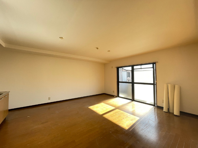 居室・リビング　間口が広いので、ソファー等ゆったり置けるくつろぎのリビング