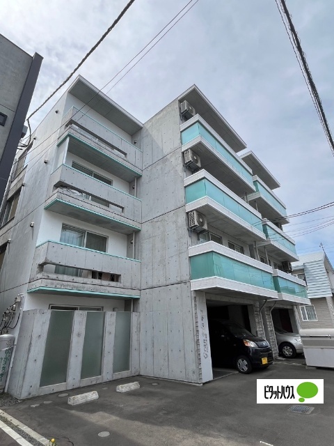 札幌市西区八軒二条東のマンションの建物外観