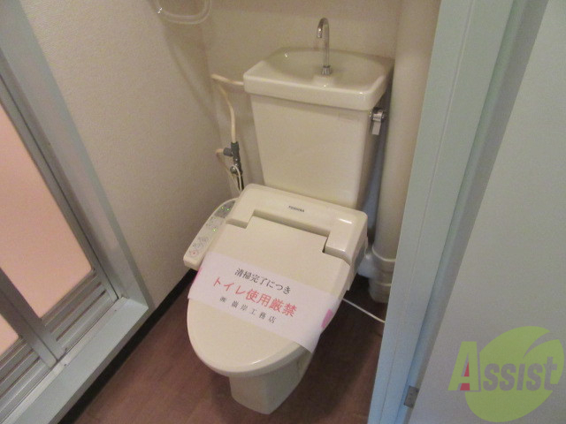 トイレ　ウォシュレット機能がついたトイレです。安心して使用できますね