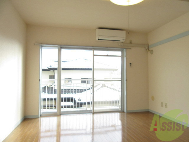 居室・リビング　リビングはこんな感じです。窓が大きくて良く陽が入ってきます。