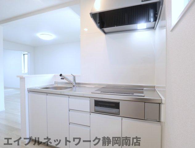 ＪＲ東海道本線 静岡駅 バス乗車時間：19分 最寄りバス停で下車 徒歩3分 2階建 築3年のキッチン写真
