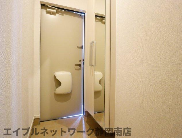 ＪＲ東海道本線 静岡駅 バス乗車時間：19分 最寄りバス停で下車 徒歩3分 2階建 築3年の玄関写真