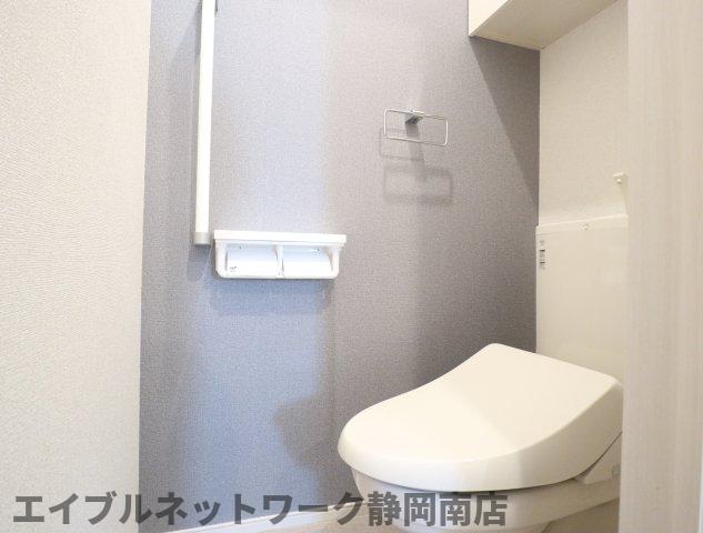 ＪＲ東海道本線 静岡駅 バス乗車時間：19分 最寄りバス停で下車 徒歩3分 2階建 築3年のトイレ写真