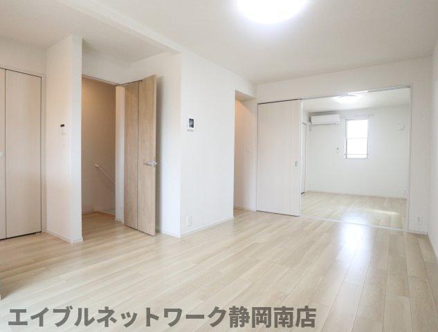ＪＲ東海道本線 静岡駅 バス乗車時間：19分 最寄りバス停で下車 徒歩3分 2階建 築3年の居間写真