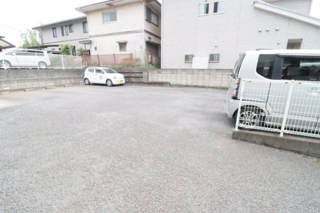 【ホワイトヴュー　壱番館の駐車場】