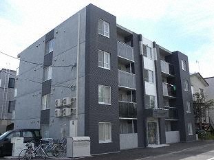 札幌市東区北十八条東のマンションの建物外観
