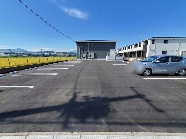 【白石市郡山のアパートの駐車場】