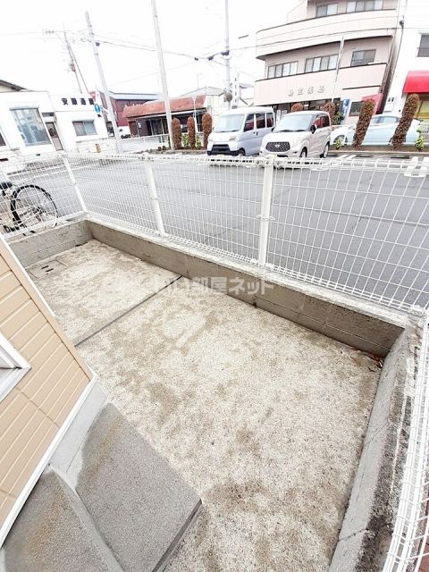 【今治市北鳥生町のアパートのバルコニー】