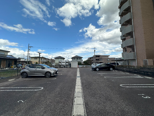 【可児市土田のマンションの駐車場】