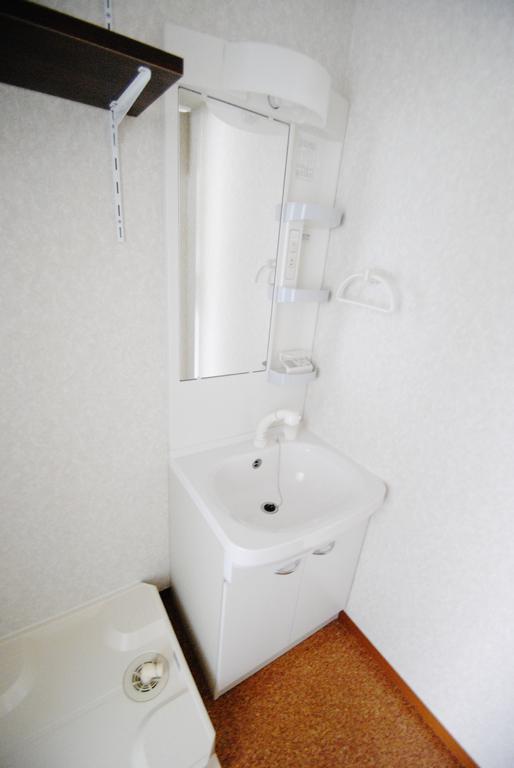 洗面設備　洗面化粧台はシャンプードレッサー付き