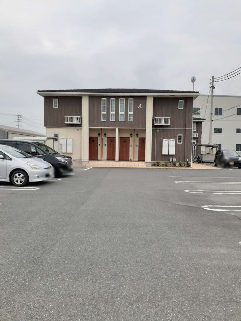 【四日市市広永町のアパートの駐車場】