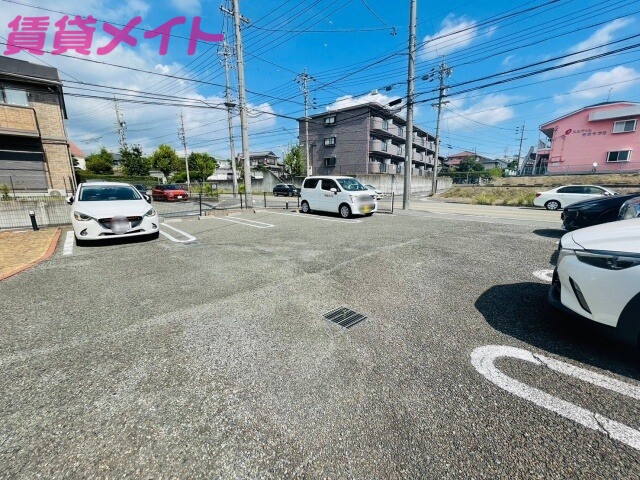 【ヒーローコートの駐車場】