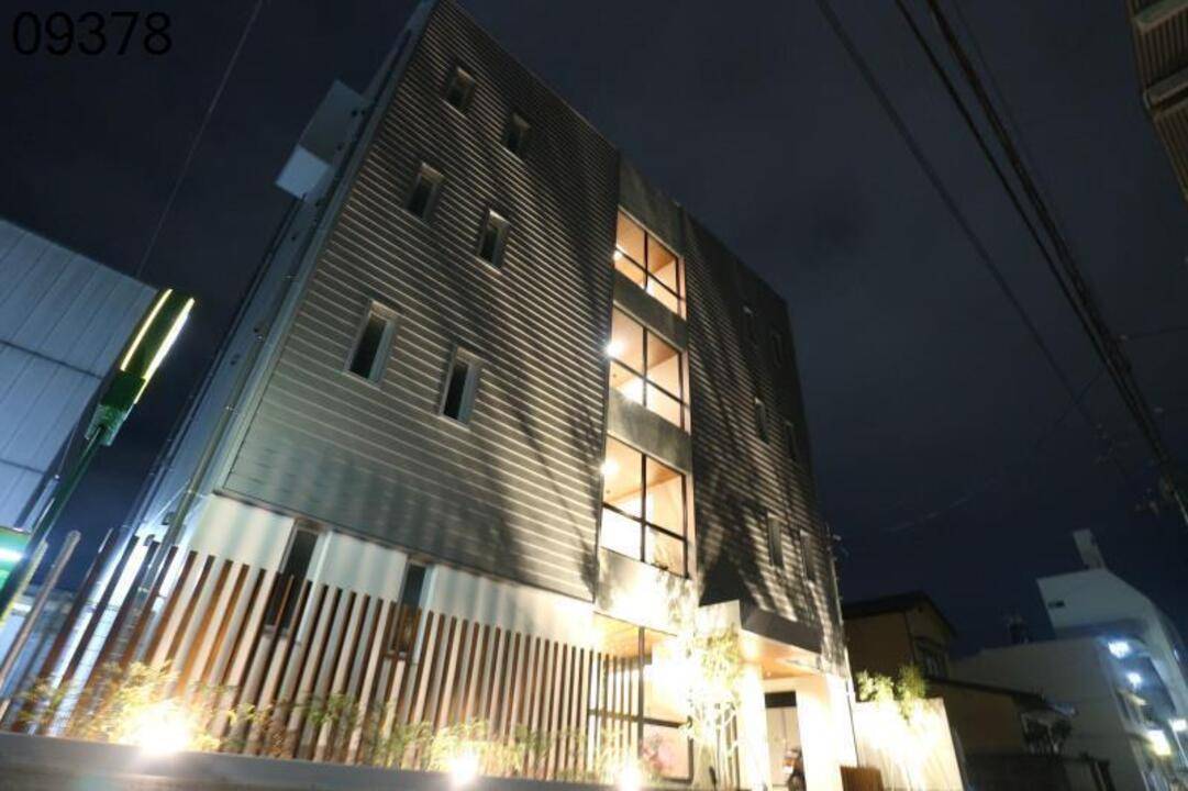 松山市中一万町のマンションの建物外観