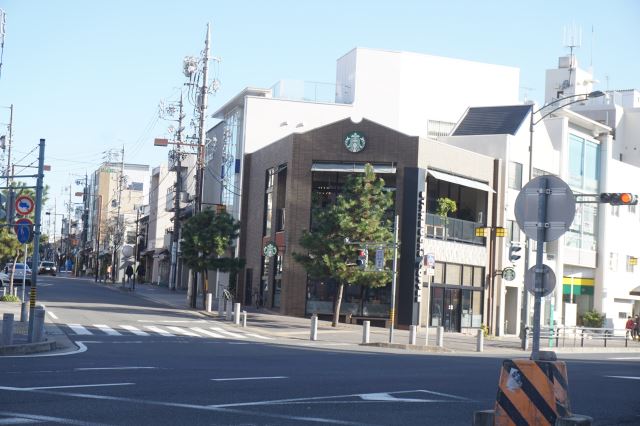 飲食店　スターバックス・コーヒー覚王山店（飲食店）まで350m
