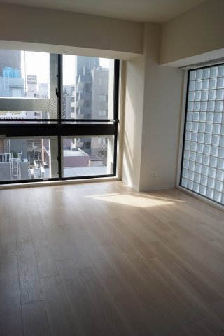 居室・リビング　落ち着いた色合いの床材を使用した居住空間