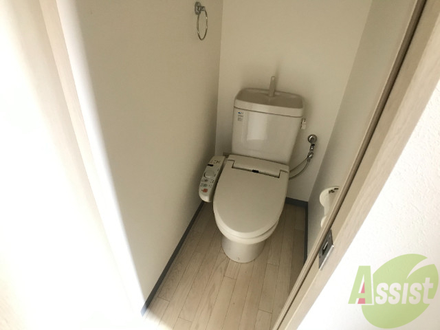 トイレ　トイレはウォシュレット機能付きです。安心して使用できますね