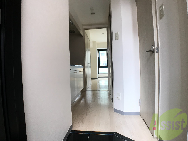 玄関　玄関から撮影しました。明るい印象ですね。