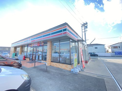 コンビニ　セブンイレブン松阪中道町店（コンビニ）まで386m