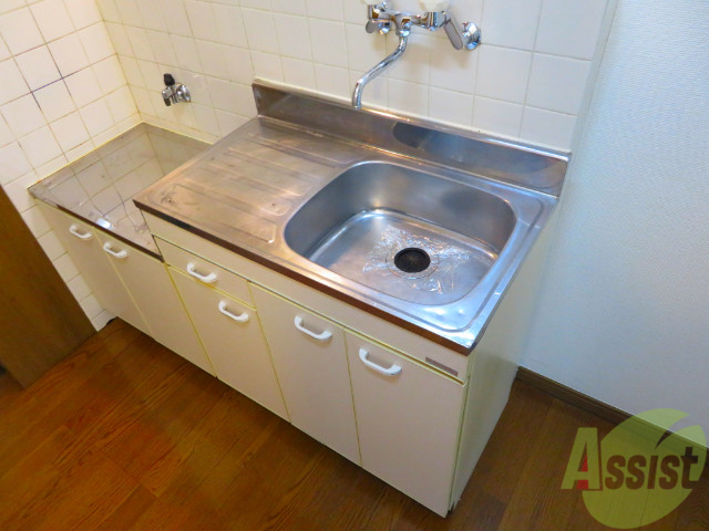 キッチン　シンプルなキッチンです。一人暮らしにはちょうどいいサイズ。