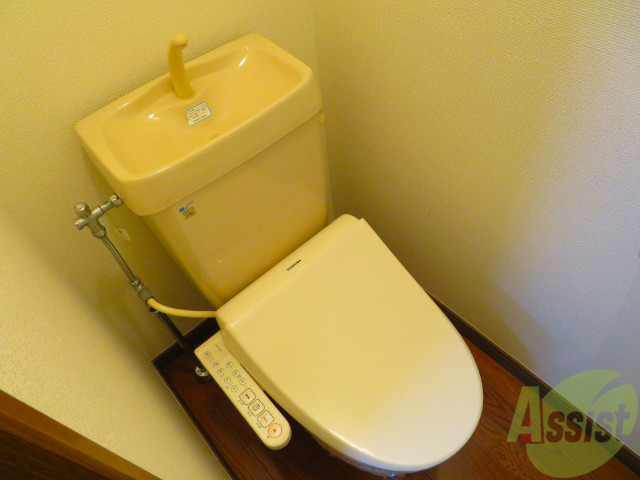 トイレ　ウォシュレット機能がついたトイレです。安心して使用できますね