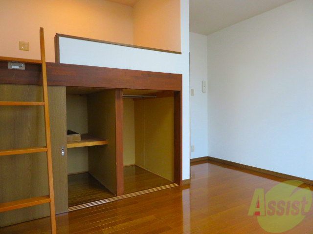 その他部屋・スペース　別の角度から洋室を撮影しました。日射しがあり明るい印象。