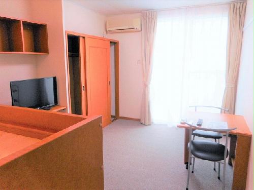 居室・リビング　カーテンやテーブル、テレビも備え付けです