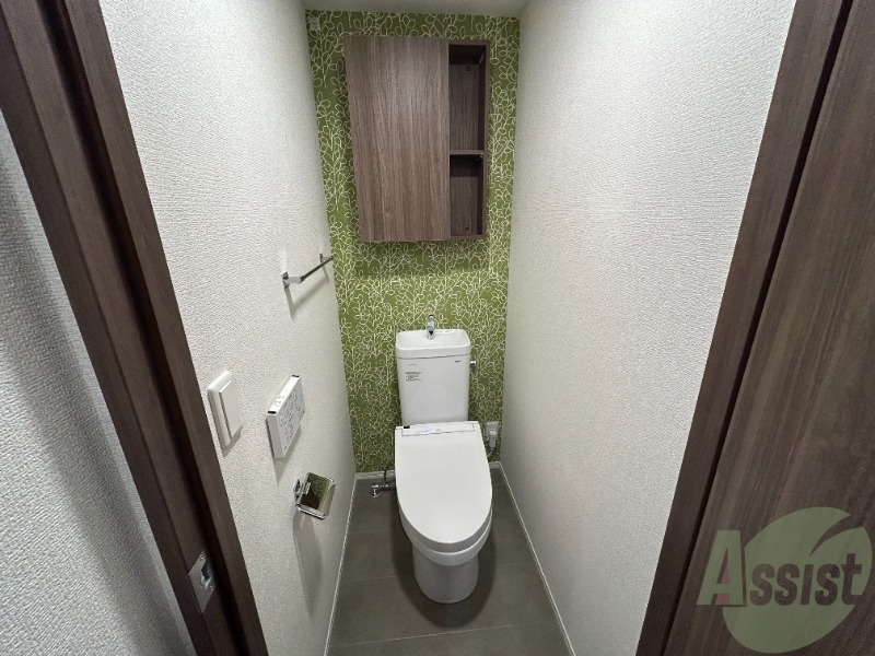 トイレ　温水洗浄便座なので快適に使用できそうですね。