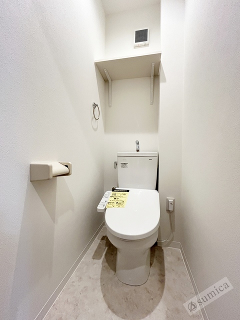 トイレ　人気アイテムの温水洗浄便座。清潔感のあるトイレです。