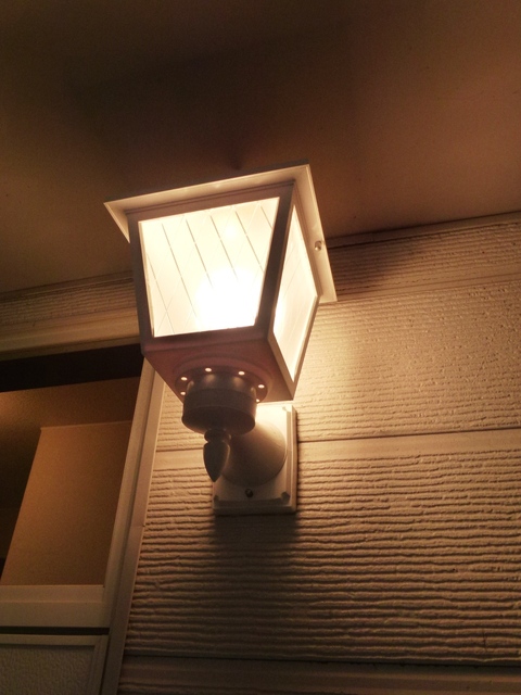 玄関　玄関に門灯あります