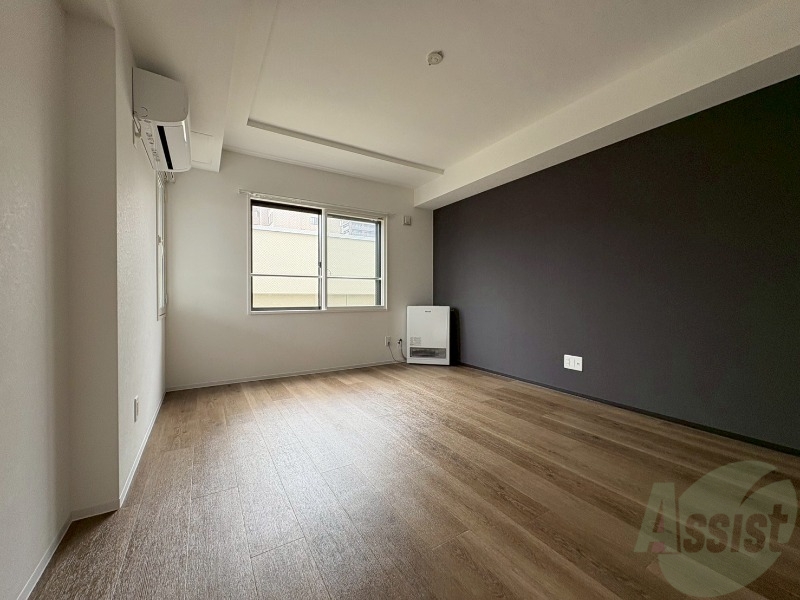 居室・リビング　フローリングや壁の色がお洒落な印象のリビングです。