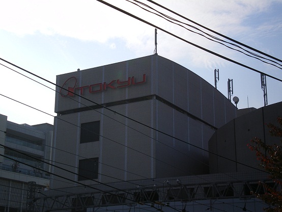 ショッピングセンター　ユニクロ日吉東急アベニュー店（ショッピングセンター）まで739m