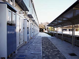 駐車場　屋根付きの駐輪場
