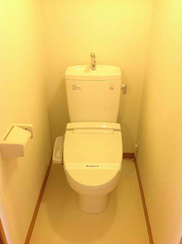 トイレ　温水洗浄便座です。