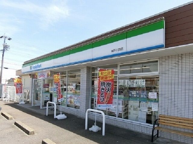 コンビニ　ファミリーマート神戸川西店（コンビニ）まで600m