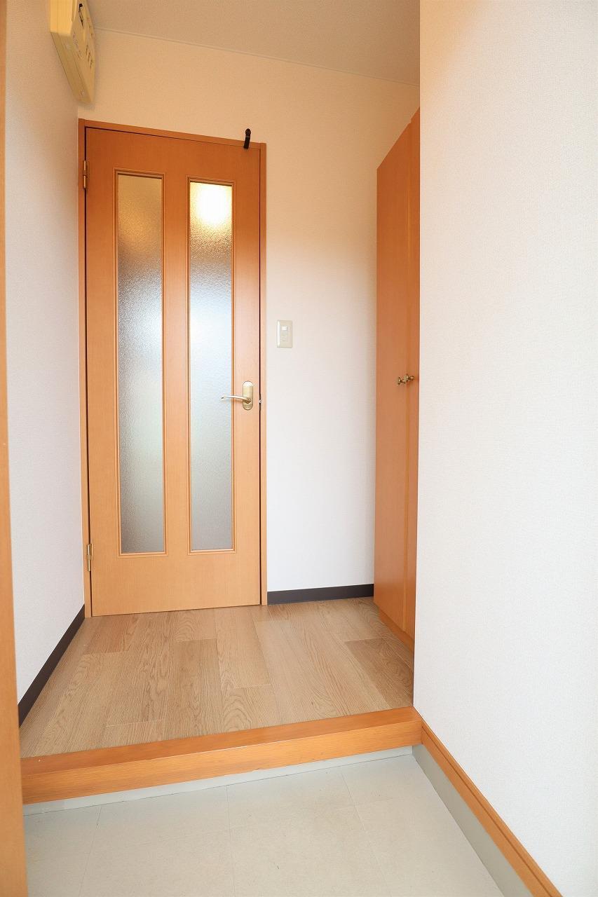 その他　玄関から見た様子です。