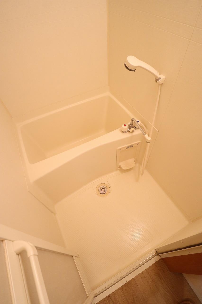 バス・シャワールーム　バストイレ別で快適です！