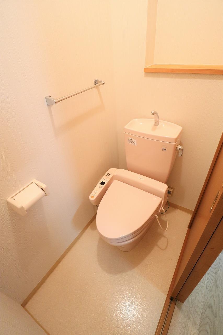 トイレ　あると嬉しい温水洗浄便座付きです