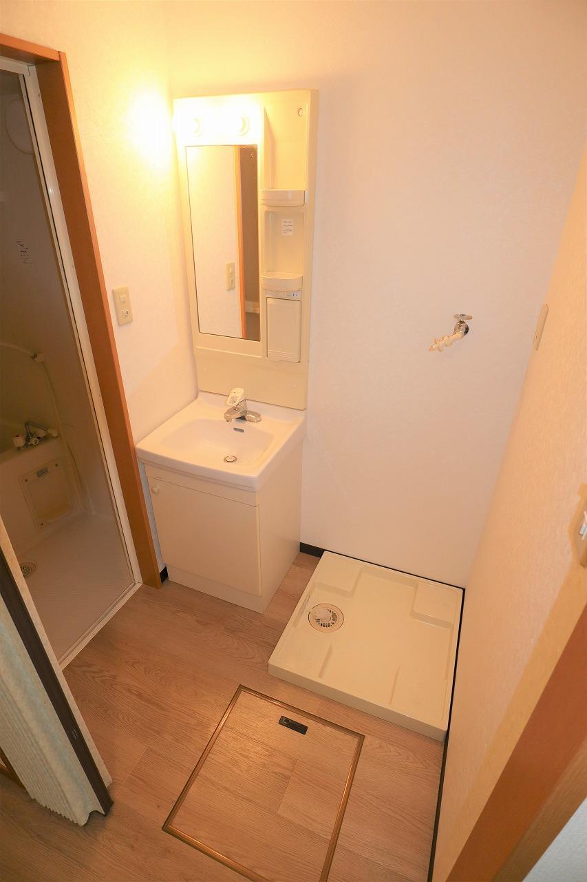 洗面設備　身支度に便利な独立洗面台付き♪