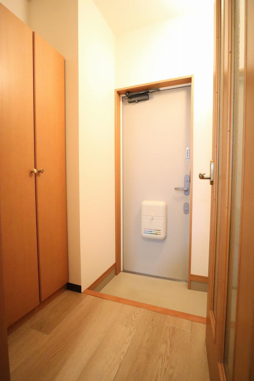 その他　玄関から居室へは扉があり、来客時にプライベートを守ることがで