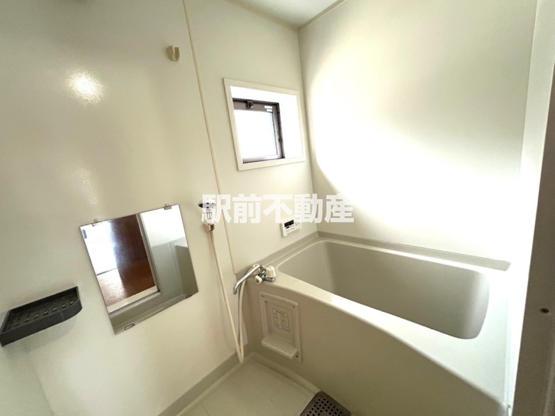 バス・シャワールーム　窓付がうれしい浴室です☆