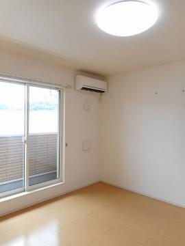 その他設備　リビングエアコン、照明完備