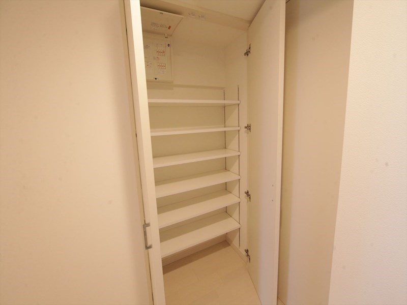 玄関　玄関　シューズボックス付（収納充実してます）