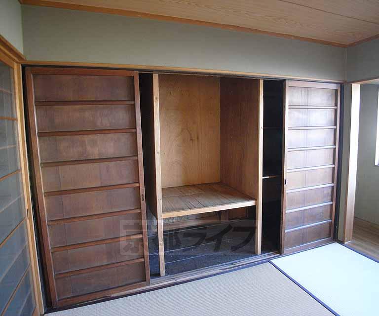 収納　壁一面の大きな押入れです。