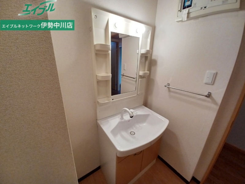 洗面設備　同型反転参考写真