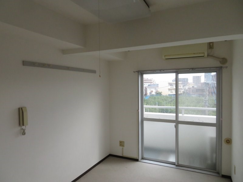 居室・リビング　陽光ふりそそぐ明るい室内