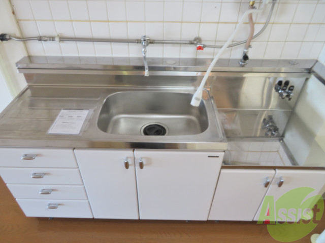 キッチン　十分な大きさのキッチンですね。２口コンロも置けます。