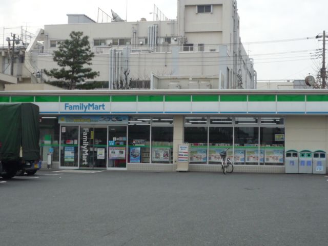 コンビニ　ファミリーマート（コンビニ）まで80m