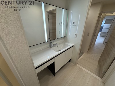 洗面設備　作業スペースを広くとっており使いやすい独立洗面台です