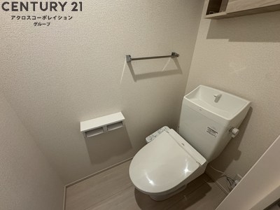 トイレ　収納棚あり・温水洗浄便座完備