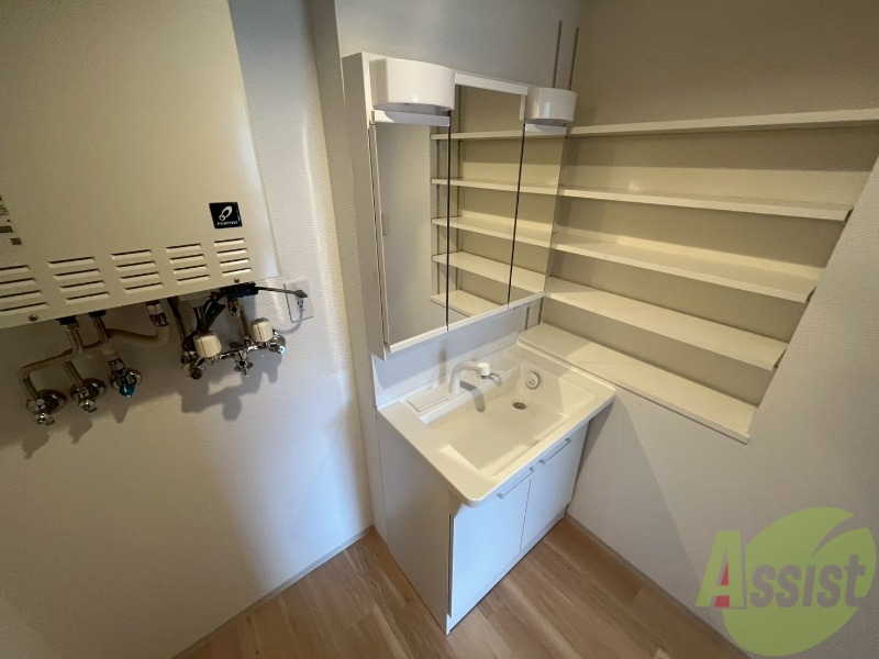 洗面設備　独立洗面台です。大きくてよいですね。シャンプーもできます！